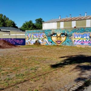 Building with grafitti